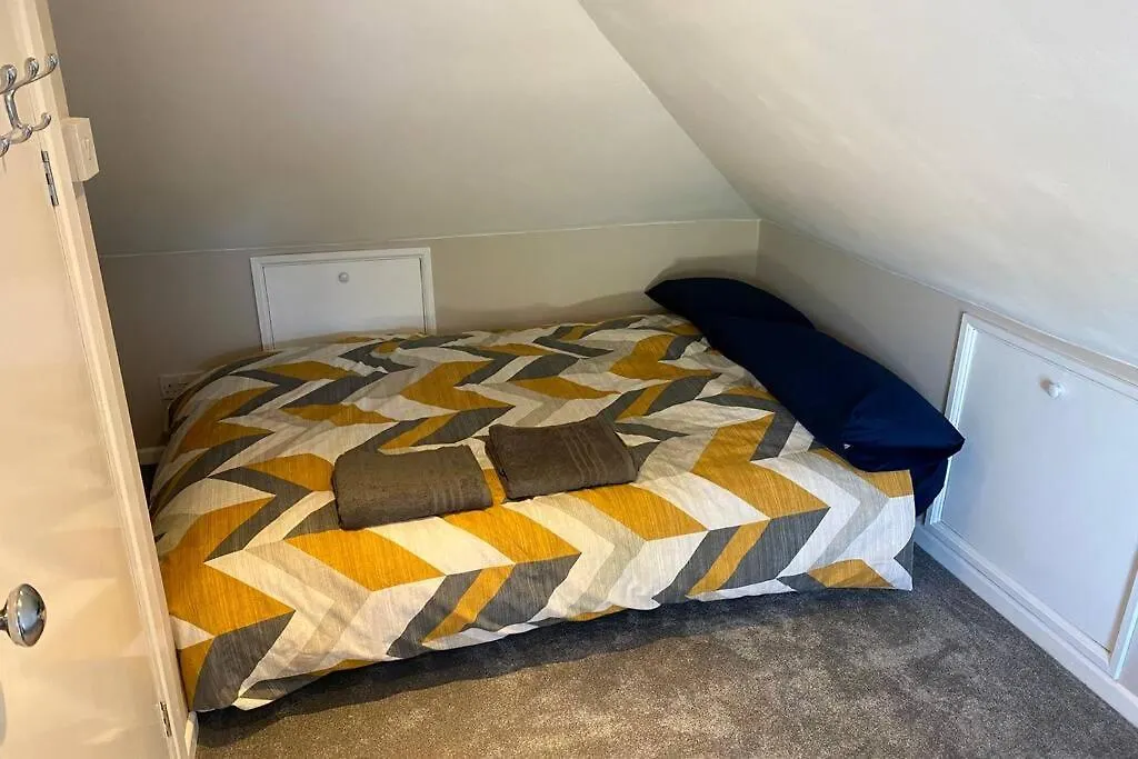 Spacious 2 Bed Apt Sleeps 4 Near Bournemouth Beach 0*,  United Kingdom