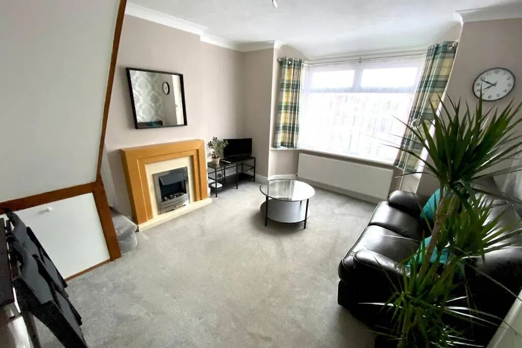 Spacious 2 Bed Apt Sleeps 4 Near Bournemouth Beach Apartment