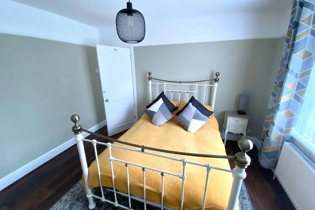 Spacious 2 Bed Apt Sleeps 4 Near Bournemouth Beach