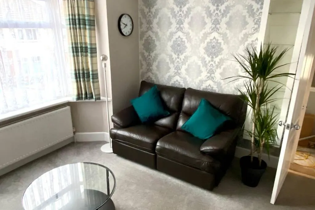 Apartment Spacious 2 Bed Apt Sleeps 4 Near Bournemouth Beach