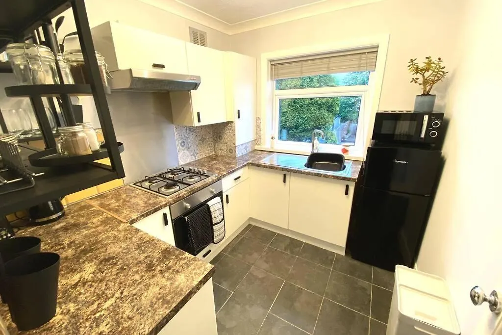 Spacious 2 Bed Apt Sleeps 4 Near Bournemouth Beach