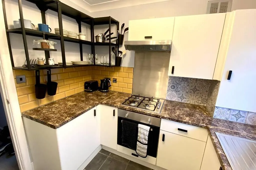 Apartment Spacious 2 Bed Apt Sleeps 4 Near Bournemouth Beach